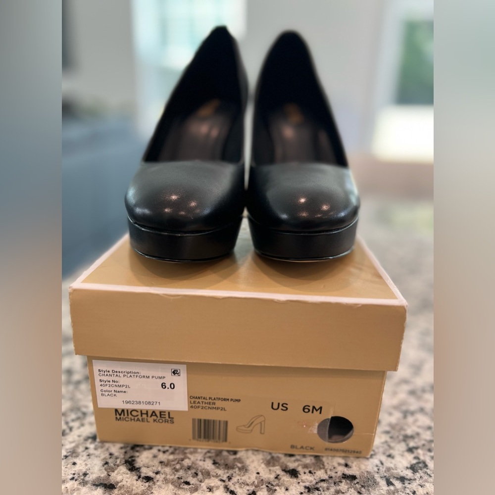 NWT Michael Kors Leather Black Pumps Size 6